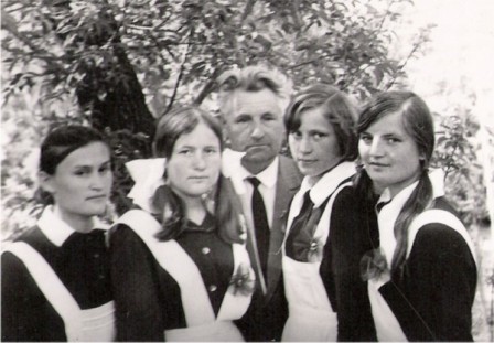 Александр Карлович с выпускниками школы 1957-1972 гг. (Семейный архив семьи Вормсбехер).